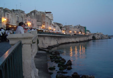 Lungomare di Ortigia passeggio Adorno